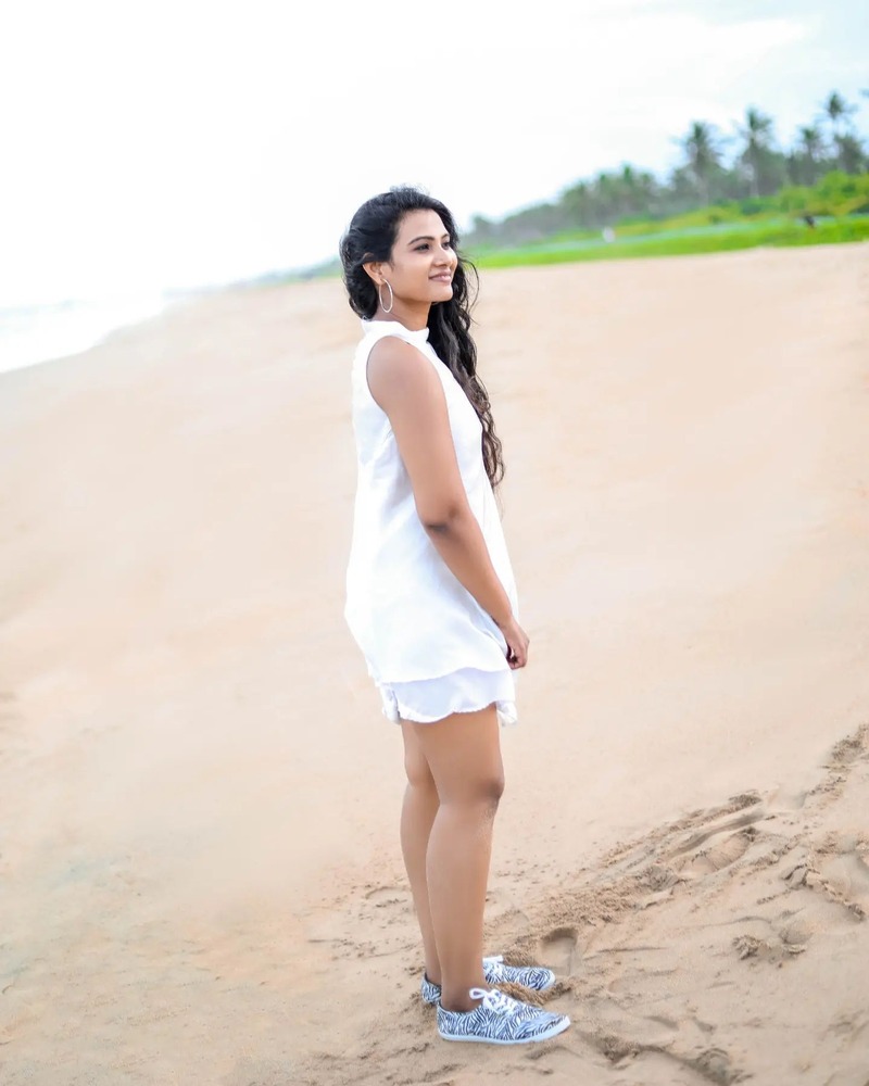 Dhivya duraisamy new hot beach clicks