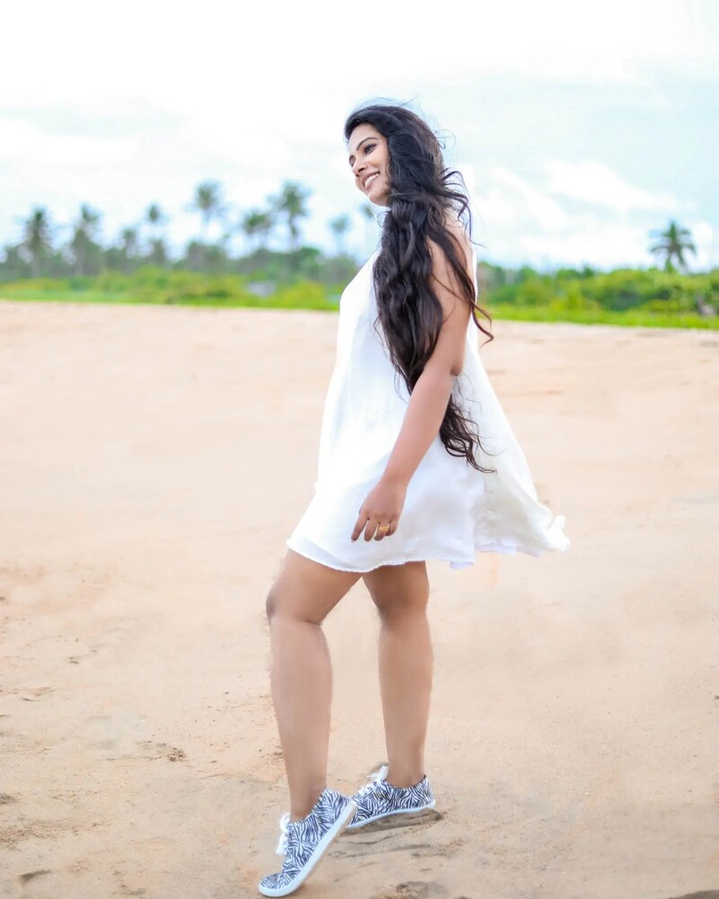 Dhivya duraisamy new hot beach clicks