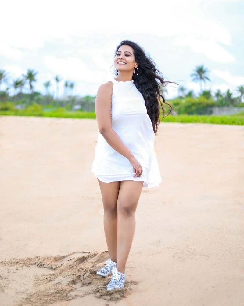 Dhivya duraisamy new hot beach clicks