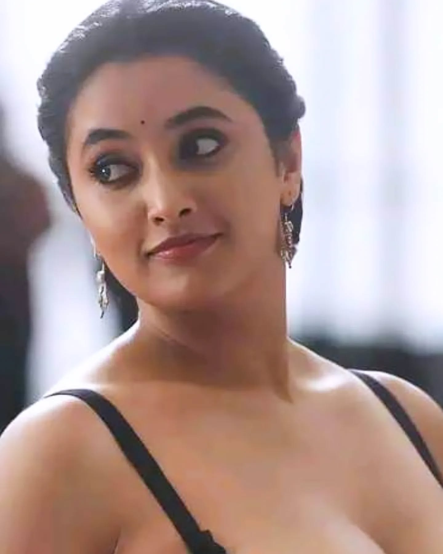 Priyanka mohan in recent photoshoot viral