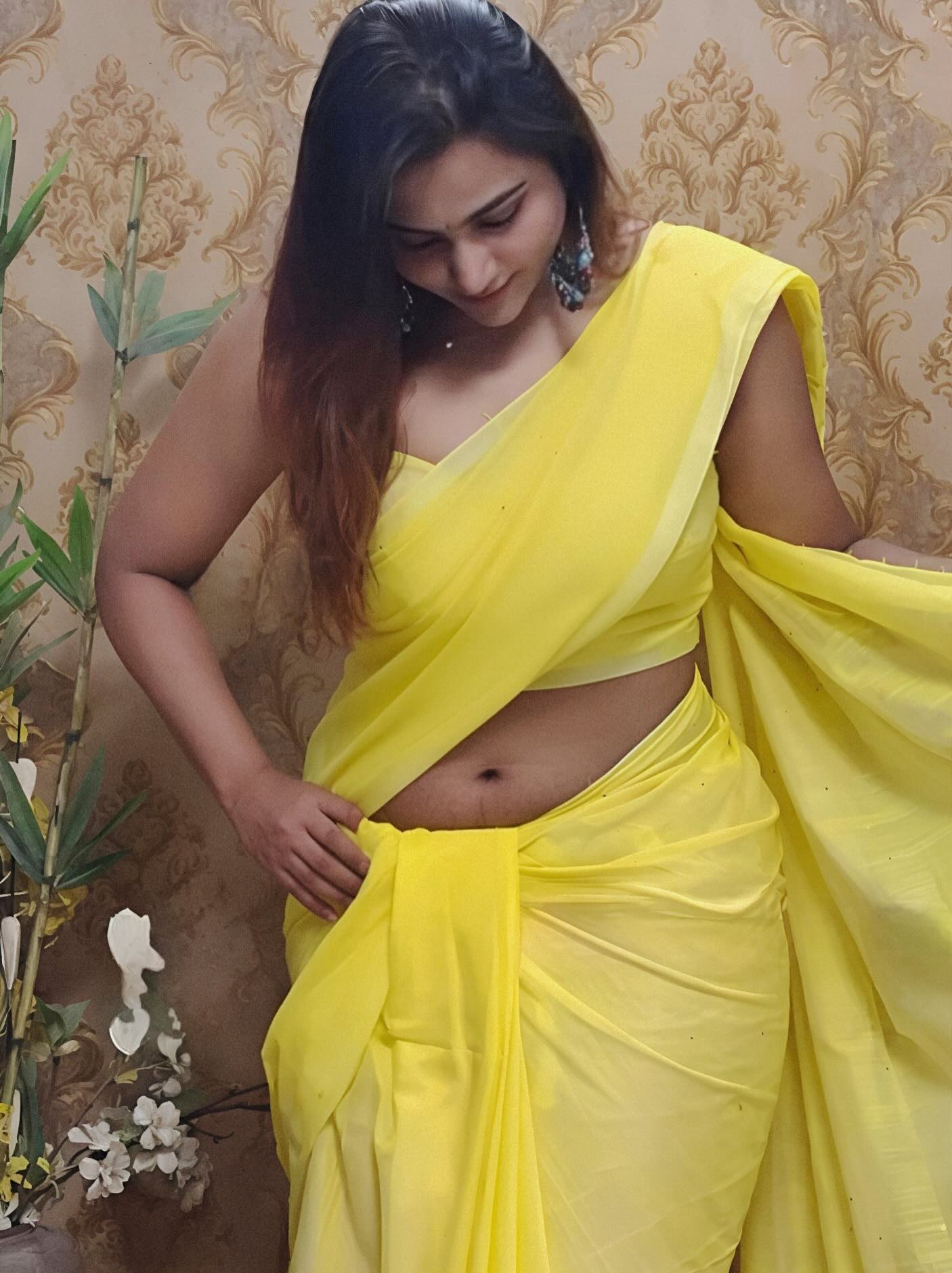Myna nandhini new video yellow saree