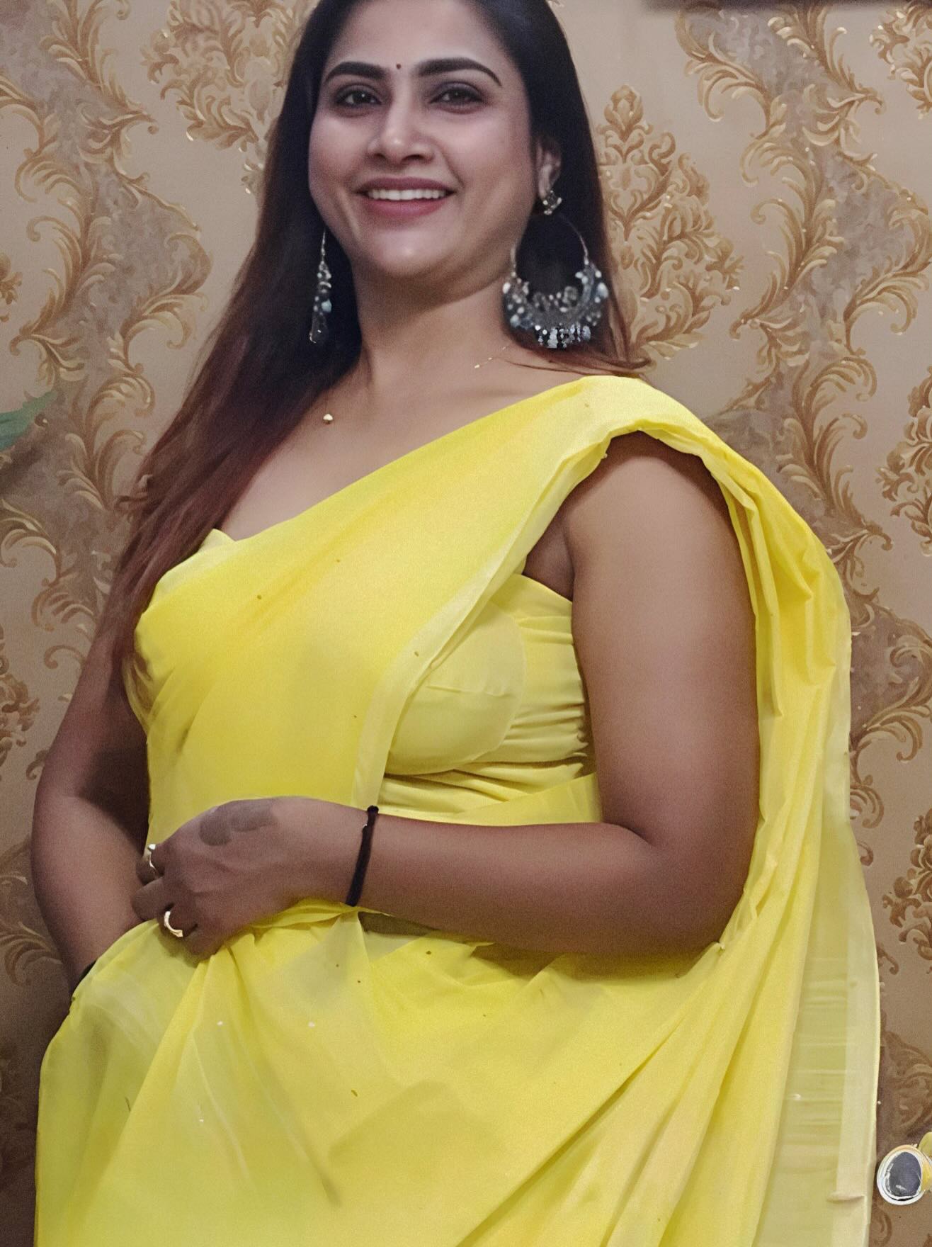Myna nandhini new video yellow saree